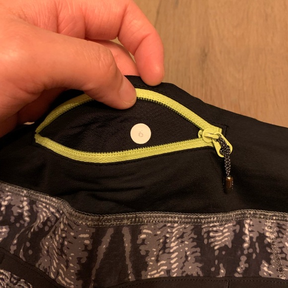 Lululemon Serpents Orignal speed short size 6 - Picture 6 of 6
